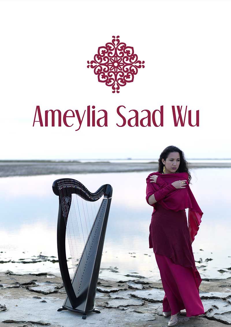 Une femme et sa harpe devant un lac